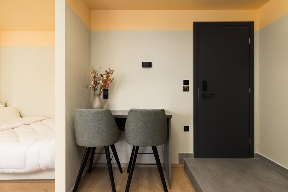 Photo of the whole room, Dining area