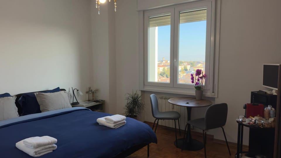 TV and multimedia, Coffee/tea facilities, View (from property/room), Bedroom, furniture, towels