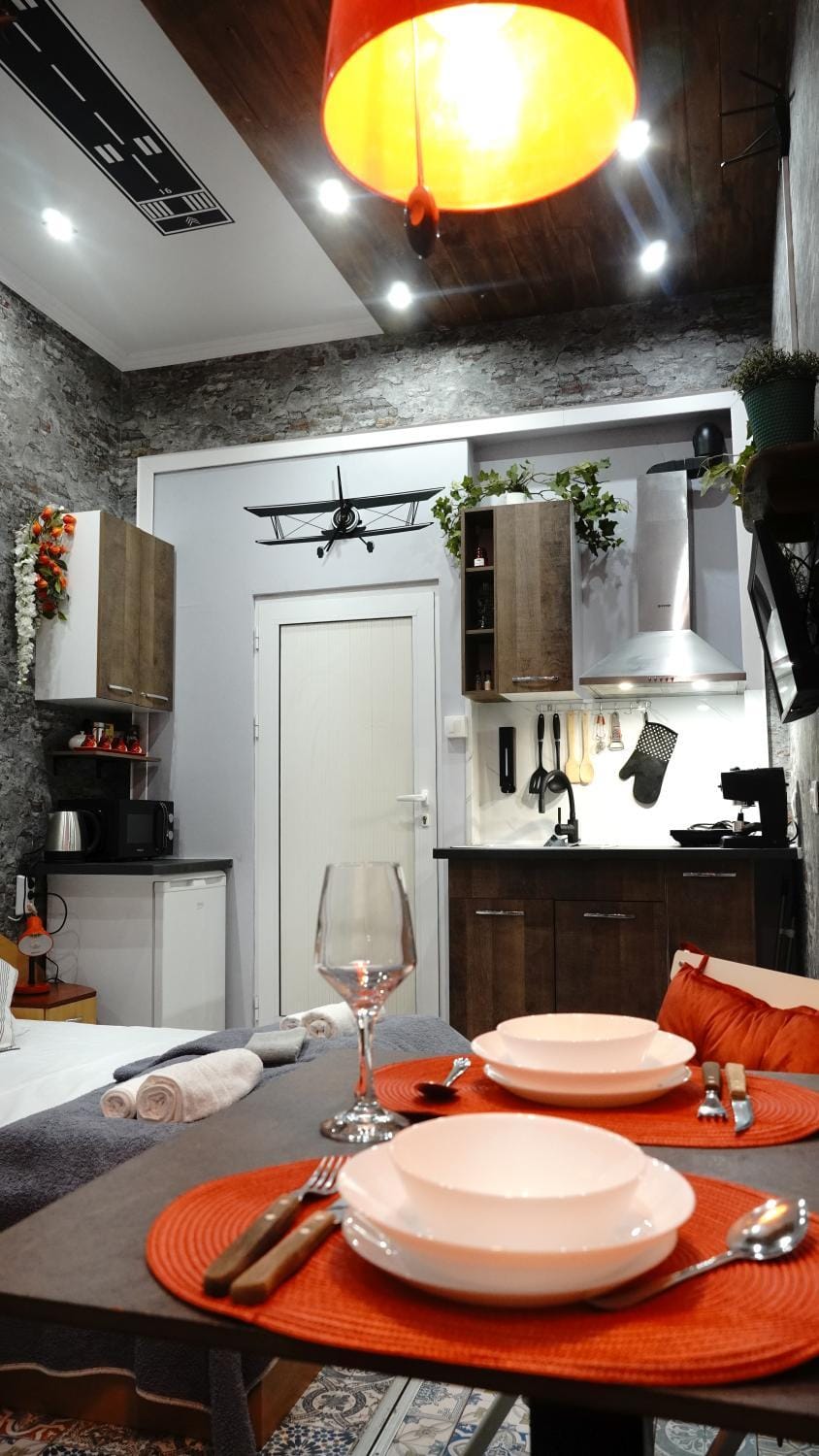 Kitchen or kitchenette, Dining area