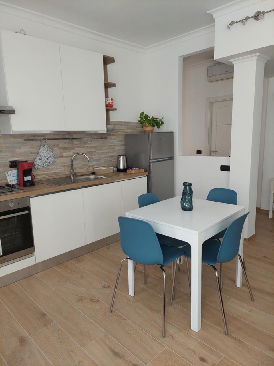 Kitchen or kitchenette, Dining area