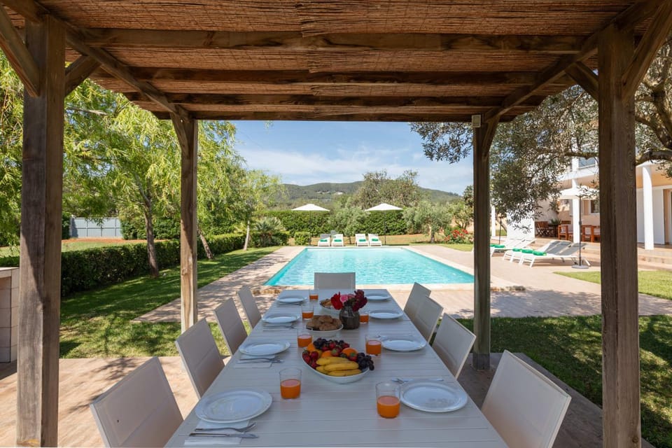 Property building, Patio, Day, Natural landscape, Garden, Food and drinks, Dining area, Food, Garden view, Mountain view, Pool view, Swimming pool, Breakfast, sunbed