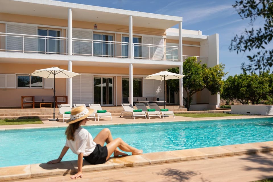 Property building, Patio, Day, People, Guests, Pool view, Swimming pool, group of guests, sunbed