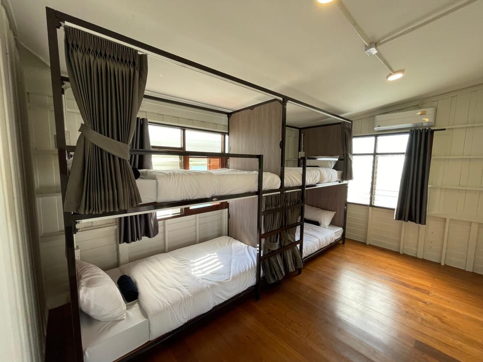 Bed, Bedroom, bunk bed, towels