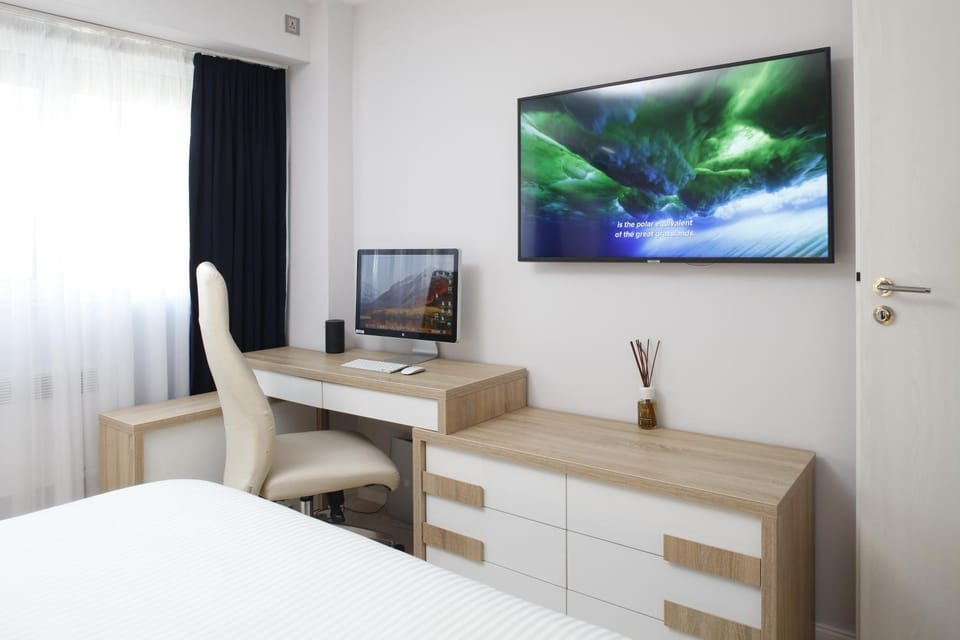 Bed, TV and multimedia, Photo of the whole room, Bedroom