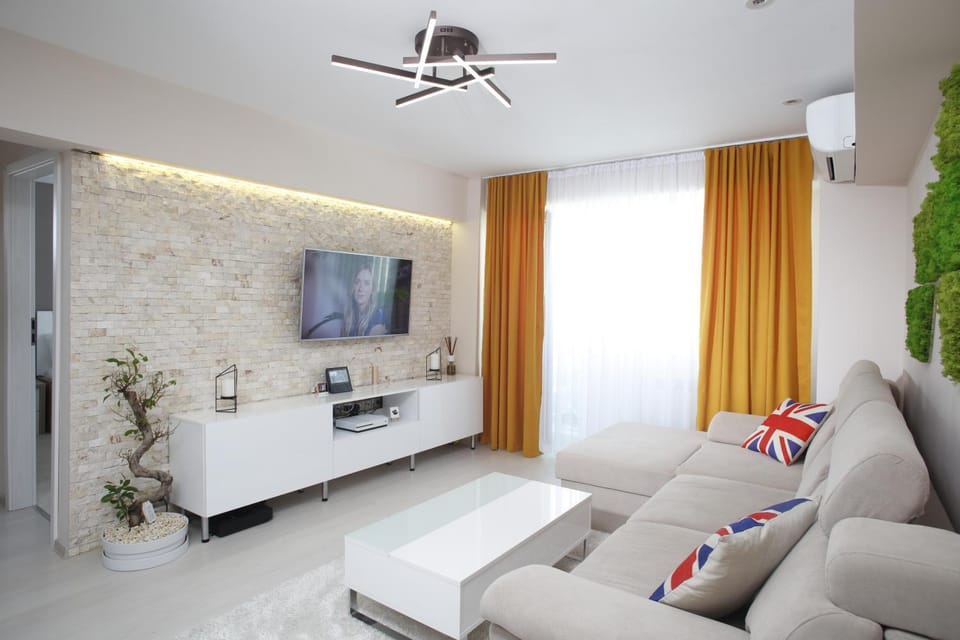 TV and multimedia, Living room, Seating area, Evening entertainment