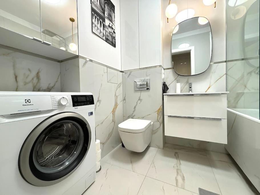 Shower, Toilet, Bathroom, Bath, towels, washing machine