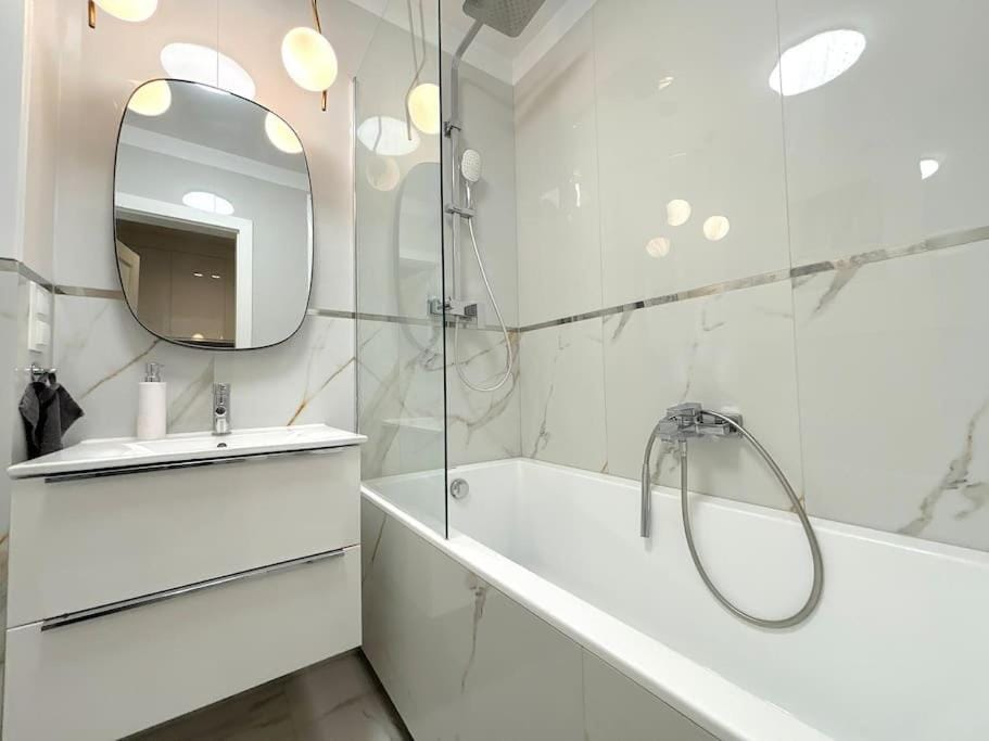 Shower, Bathroom, Bath, towels