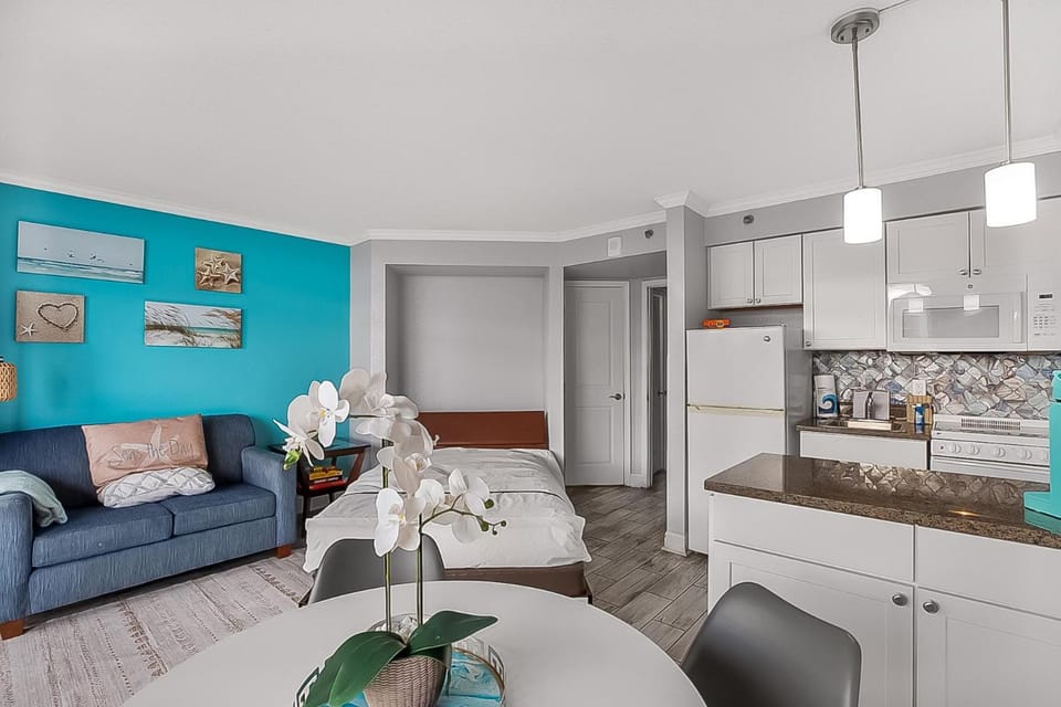 Kitchen or kitchenette, Living room, Seating area, Dining area