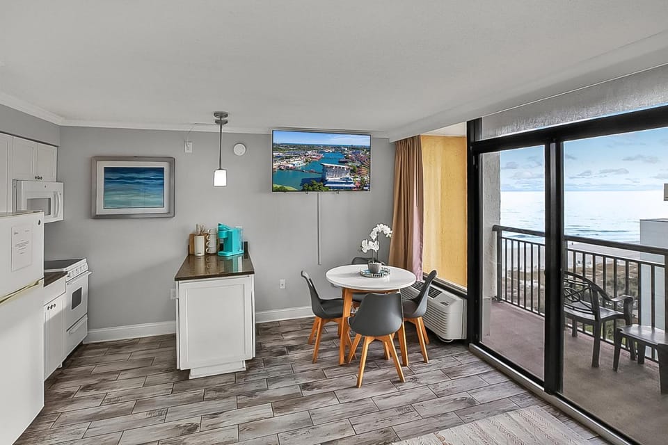 Natural landscape, Coffee/tea facilities, View (from property/room), Balcony/Terrace, Kitchen or kitchenette, Living room, Seating area, Dining area, Sea view, oven