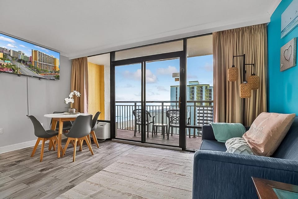 View (from property/room), Balcony/Terrace, Living room, Seating area, Dining area, Beach, Sea view, Sea view