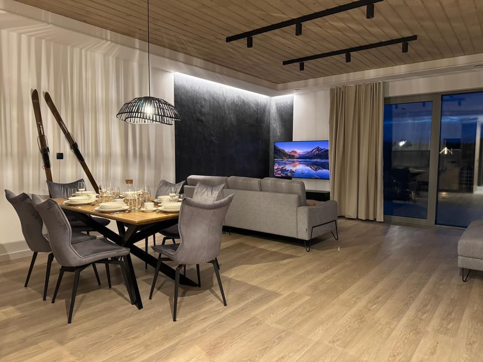 TV and multimedia, Living room, Seating area, Dining area, Evening entertainment