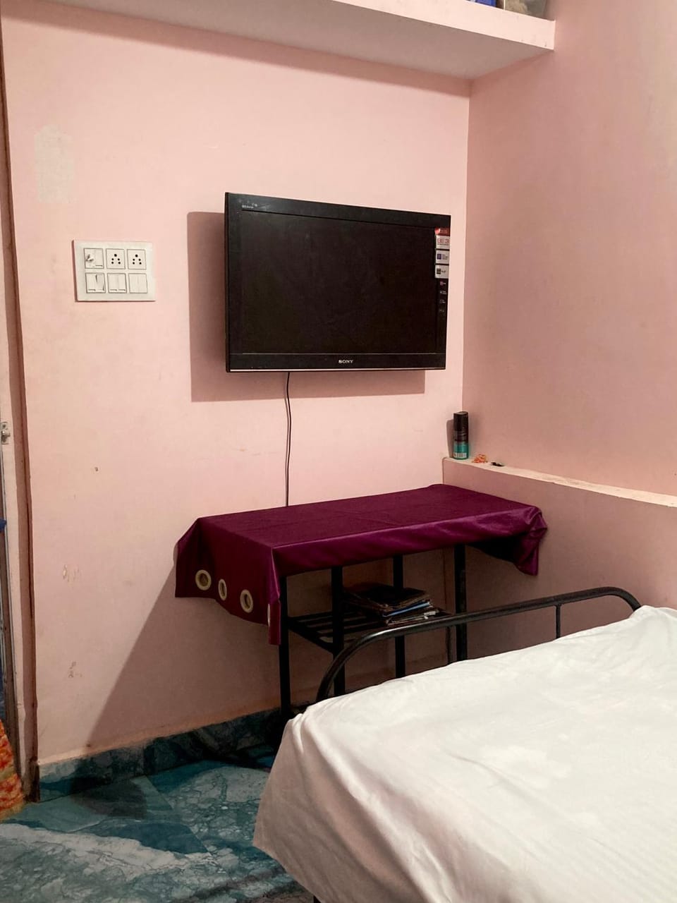 Bed, TV and multimedia, Photo of the whole room, Bedroom