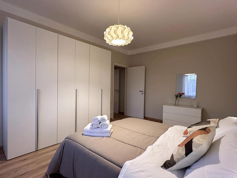 Bedroom, towels, wardrobe