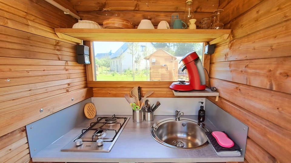 Kitchen or kitchenette, microwave, stove