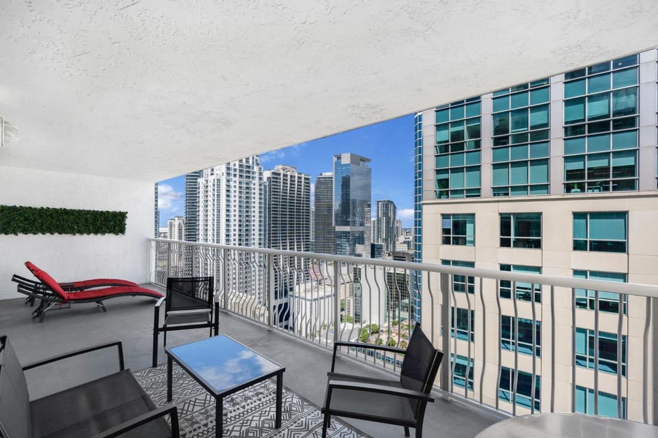 View (from property/room), Balcony/Terrace, Seating area, City view