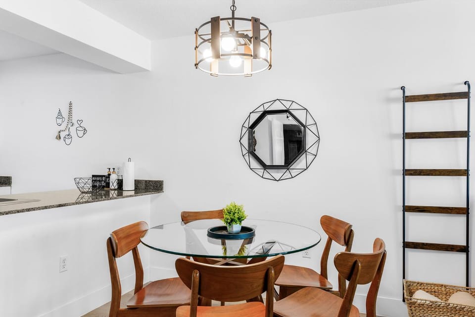 Seating area, Dining area