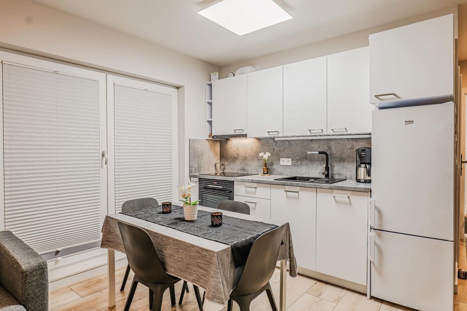 Kitchen or kitchenette, Dining area, dishwasher, oven, stove