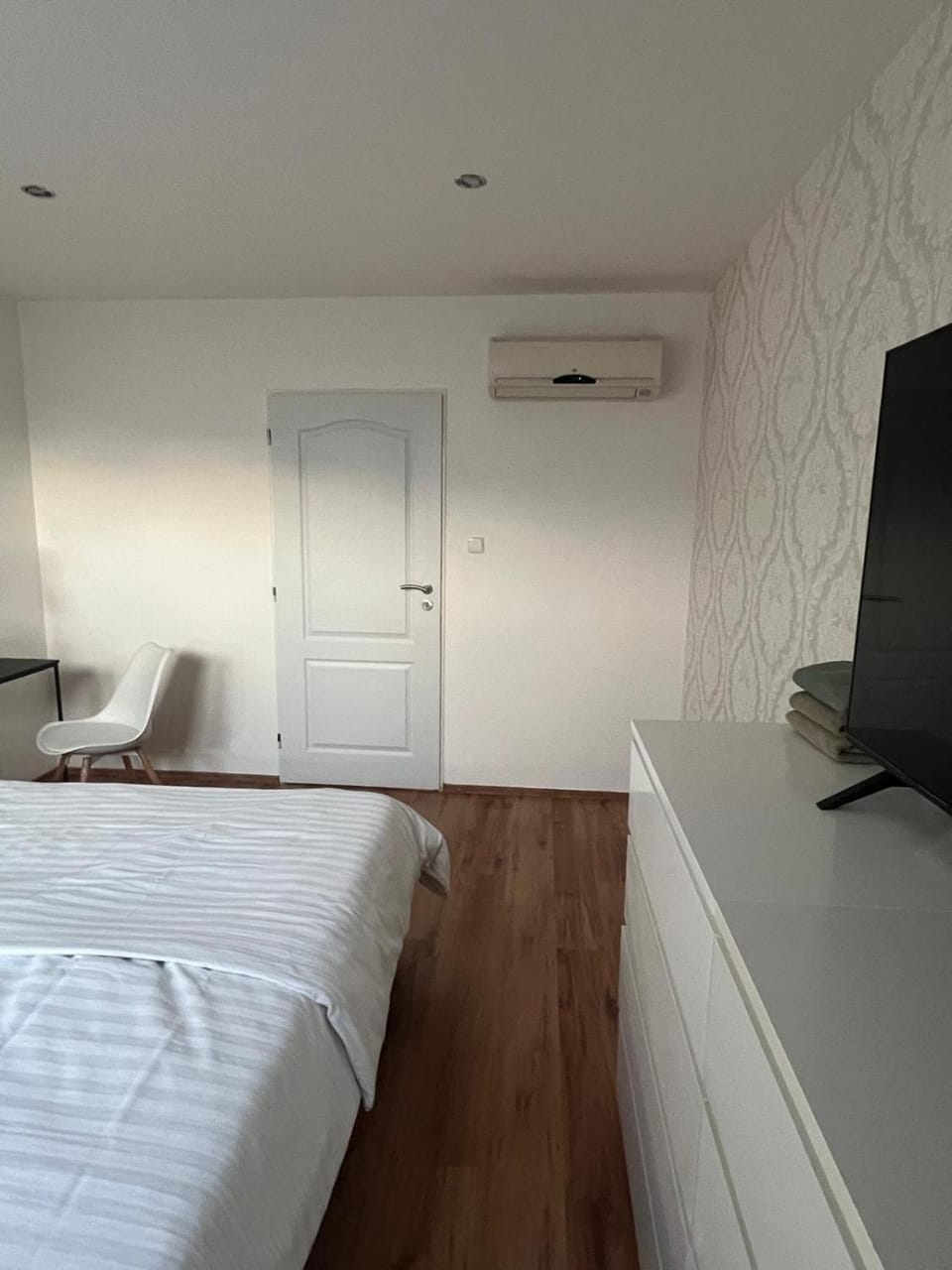 Bed, TV and multimedia, Photo of the whole room, Bedroom, air conditioner
