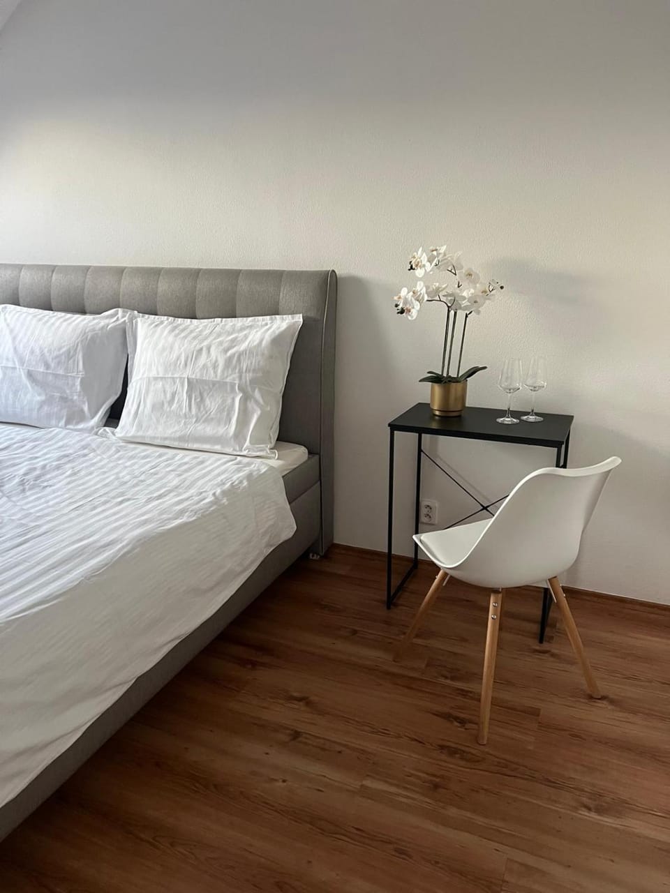 Photo of the whole room, Seating area, Bedroom