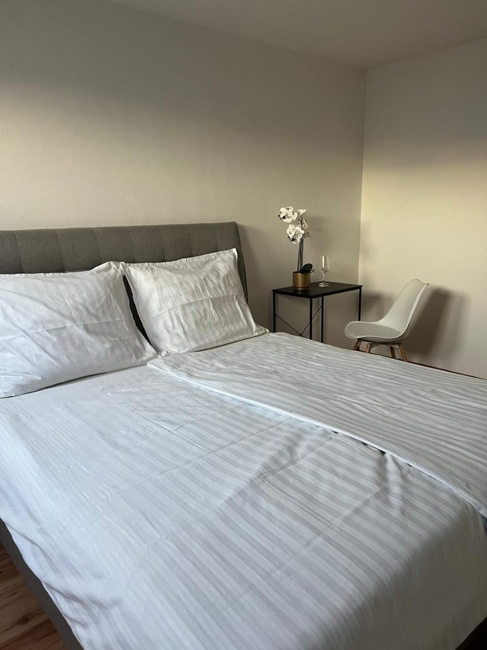 Bed, Photo of the whole room, Seating area, Bedroom