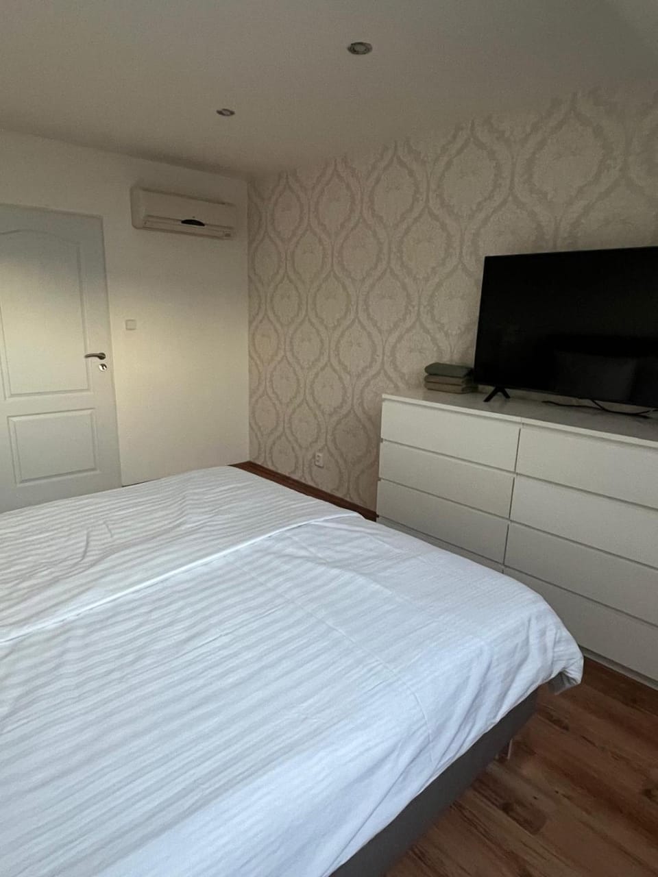 Bed, TV and multimedia, Photo of the whole room, Bedroom, wardrobe, air conditioner