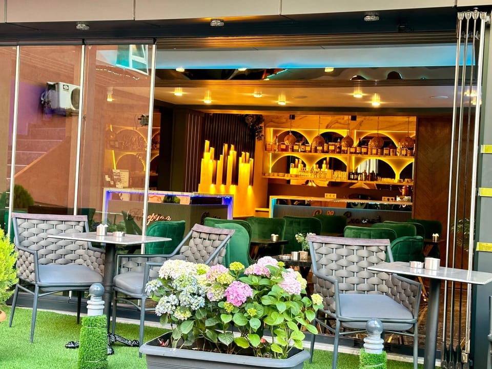 Restaurant/places to eat, Seating area