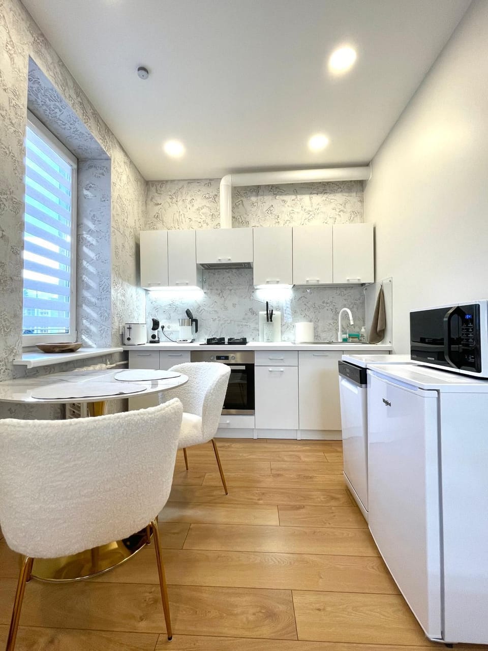 Kitchen or kitchenette, Dining area, dishwasher, stove