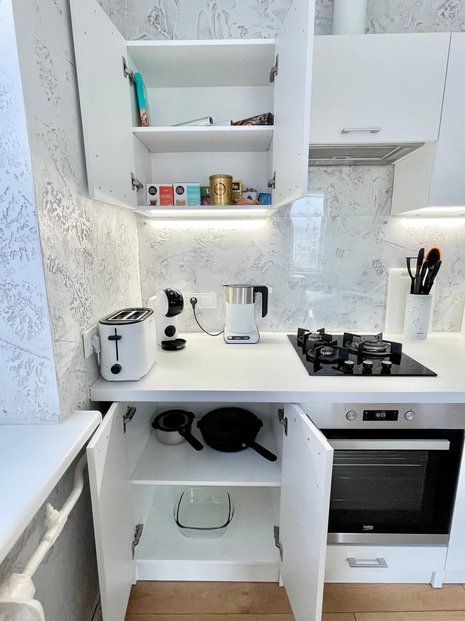 Coffee/tea facilities, Kitchen or kitchenette, stove, toaster