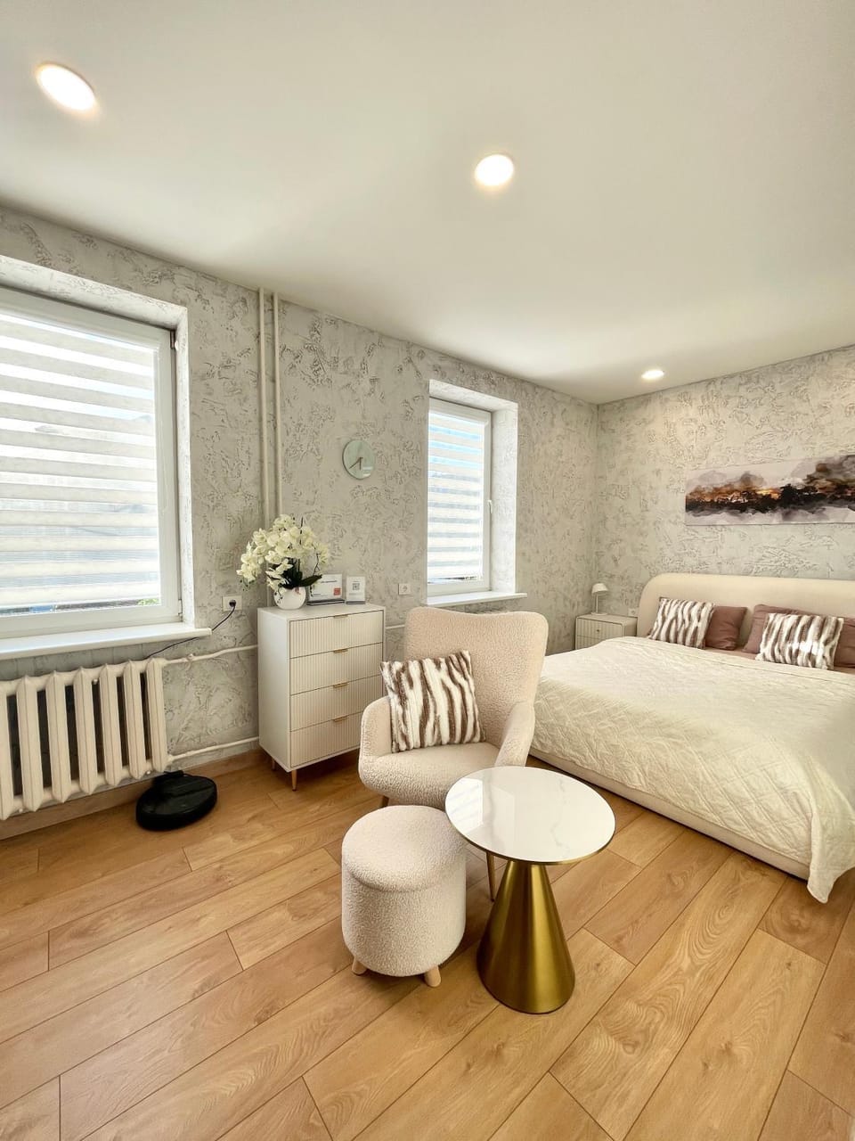 Bed, Living room, Photo of the whole room, Seating area, Bedroom, internet