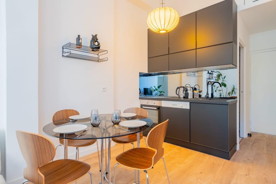Coffee/tea facilities, Kitchen or kitchenette, Dining area, stove
