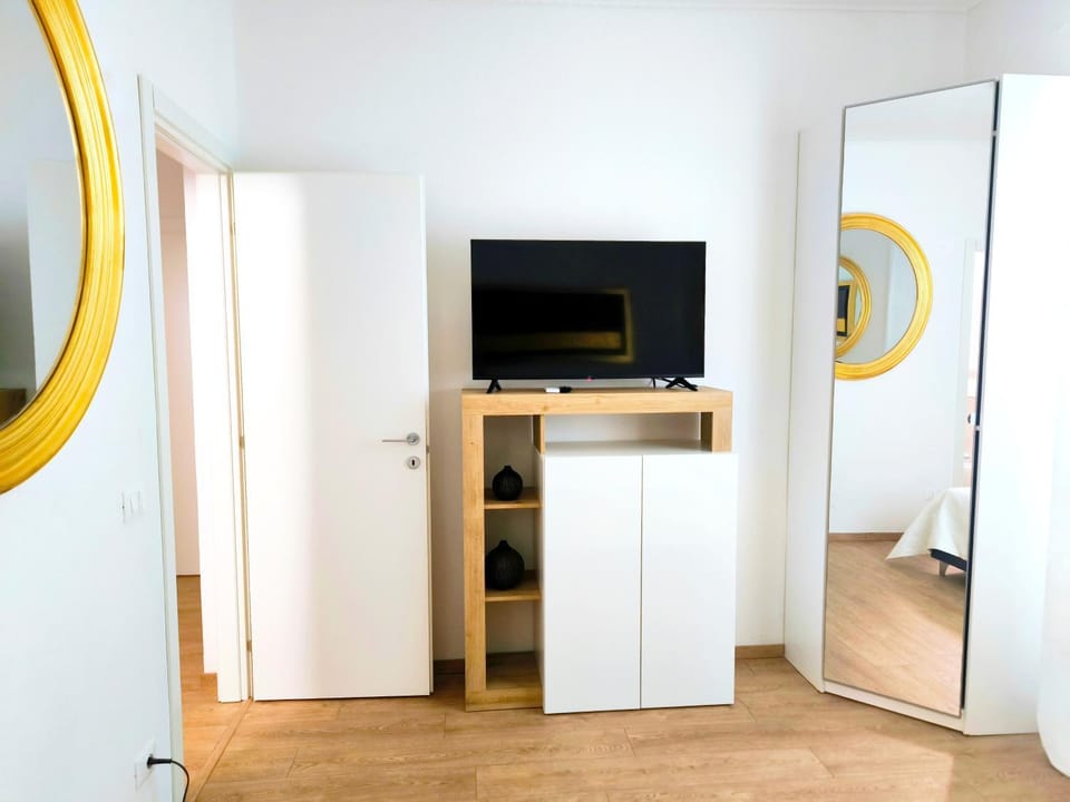 Appartamento "Laghetto 1" con tre camere e bagni privati cucina in condivisione Bed and Breakfast in Emilia-Romagna