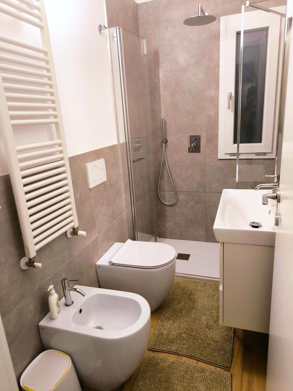 Appartamento "Laghetto 1" con tre camere e bagni privati cucina in condivisione Bed and Breakfast in Emilia-Romagna