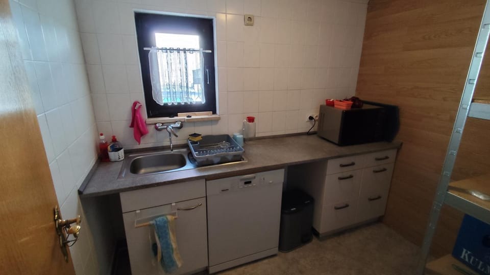 Food and drinks, dishwasher, microwave