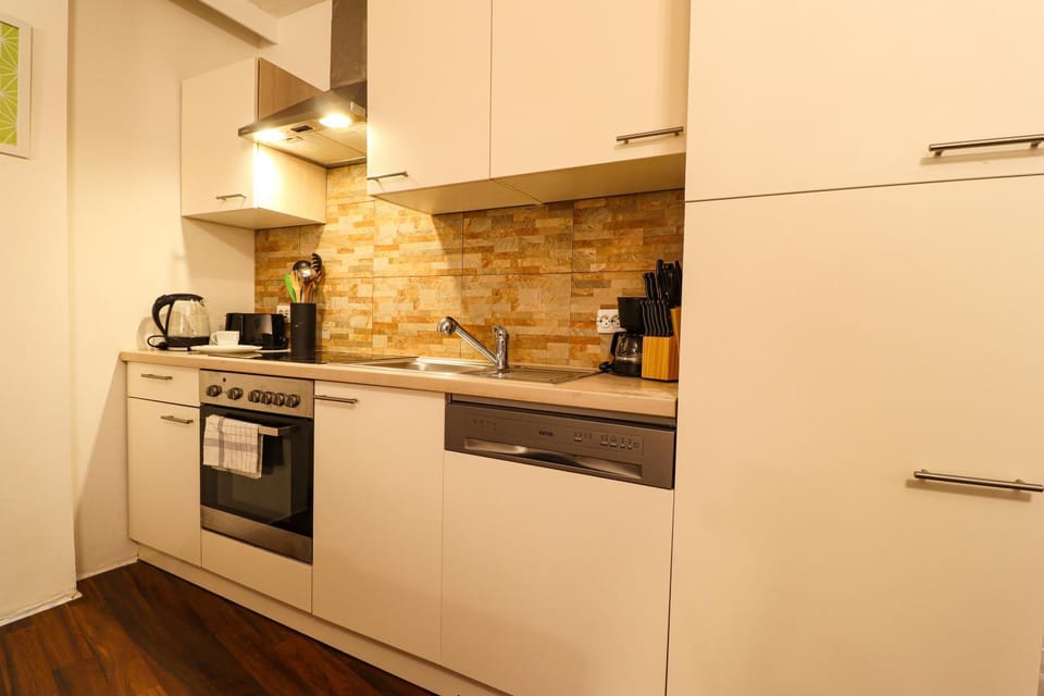 Coffee/tea facilities, Kitchen or kitchenette, dishwasher, oven, stove, toaster