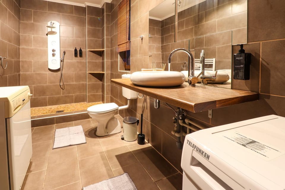 Shower, Toilet, Bathroom, Bath, towels