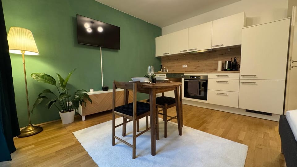 TV and multimedia, Kitchen or kitchenette, Dining area, oven, stove