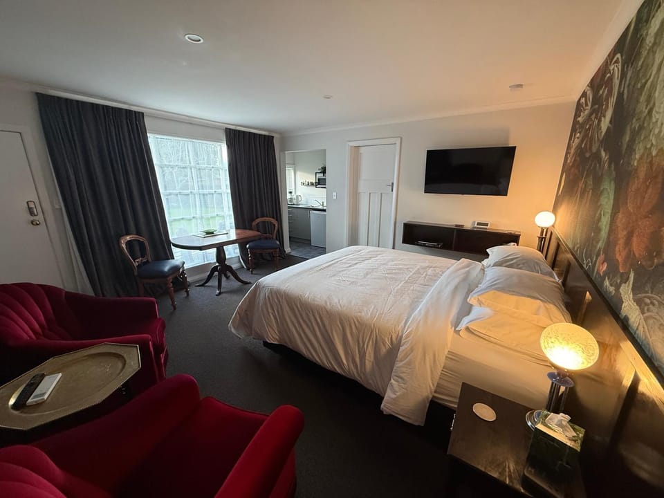 Communal lounge/ TV room, Bed, TV and multimedia, Living room, Photo of the whole room, Seating area, Evening entertainment, Bedroom