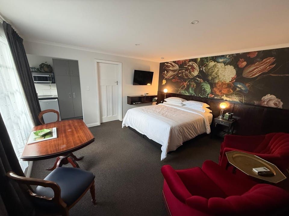 Communal lounge/ TV room, Bed, TV and multimedia, Photo of the whole room, Seating area, Bedroom