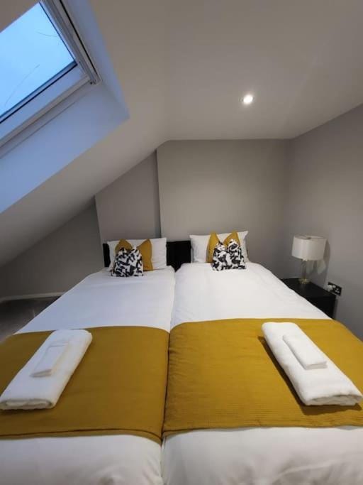 Cosy Four Bedroom Home Apartment in London
