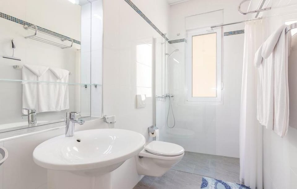 Shower, Toilet, Bathroom, towels