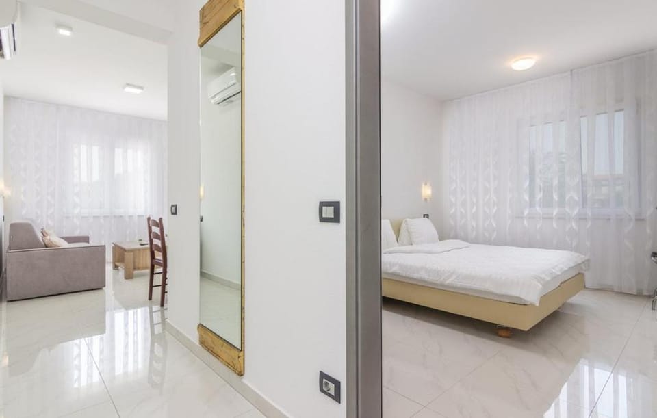 Bed, Living room, Seating area, Bedroom, air conditioner