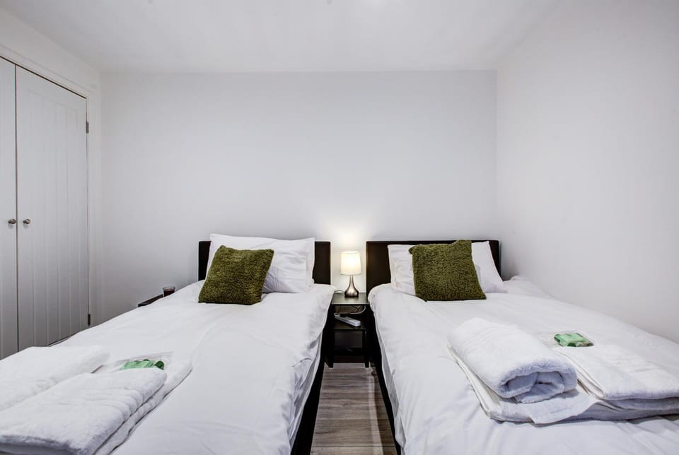 Sleek 3 Bedroom Home - 6 Beds - Parking - City Centre Apartment in Colchester
