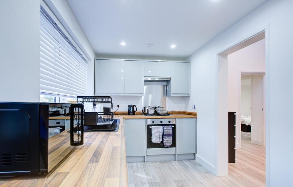 Sleek 3 Bedroom Home - 6 Beds - Parking - City Centre Apartment in Colchester