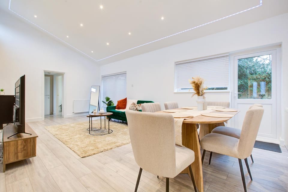 Sleek 3 Bedroom Home - 6 Beds - Parking - City Centre Apartment in Colchester