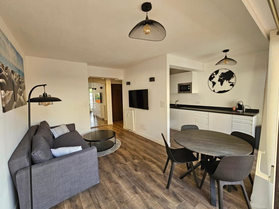 2 pièces lumineux, proche plage, parking, clim, hippodrome Apartment in Cagnes-sur-Mer