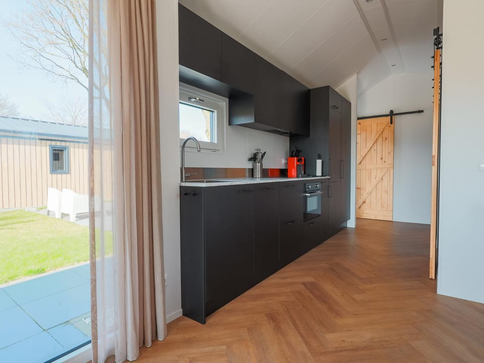 Coffee/tea facilities, microwave, oven, kitchen