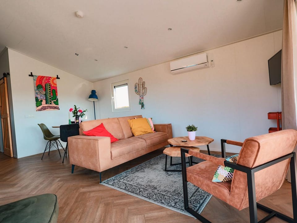 TV and multimedia, Living room, Seating area, air conditioner