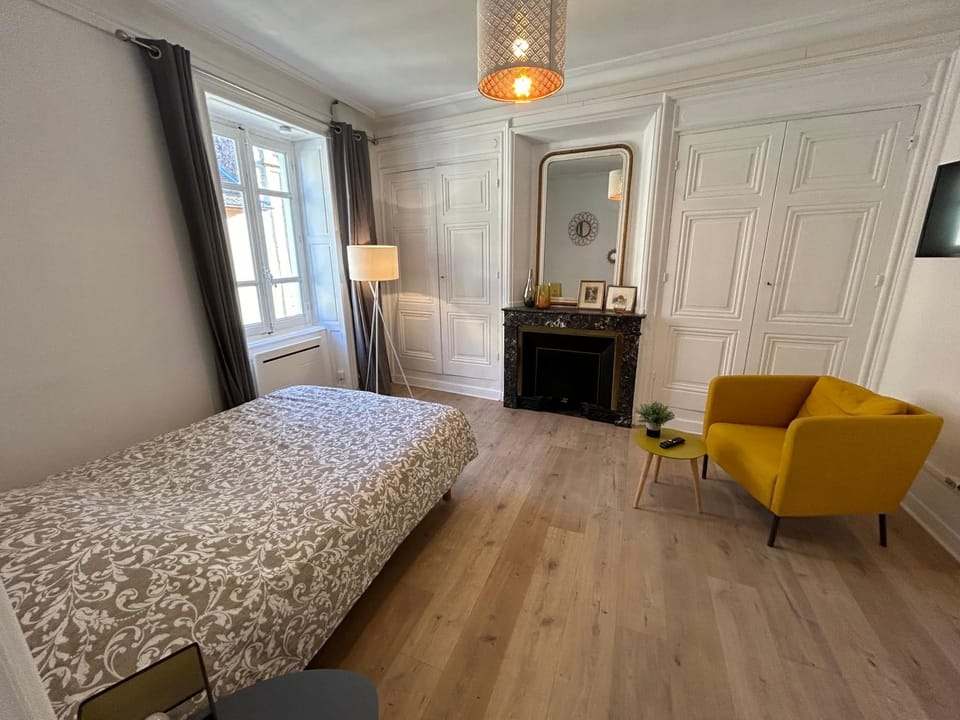 Bed, TV and multimedia, Living room, Photo of the whole room, Seating area, Bedroom, wardrobe