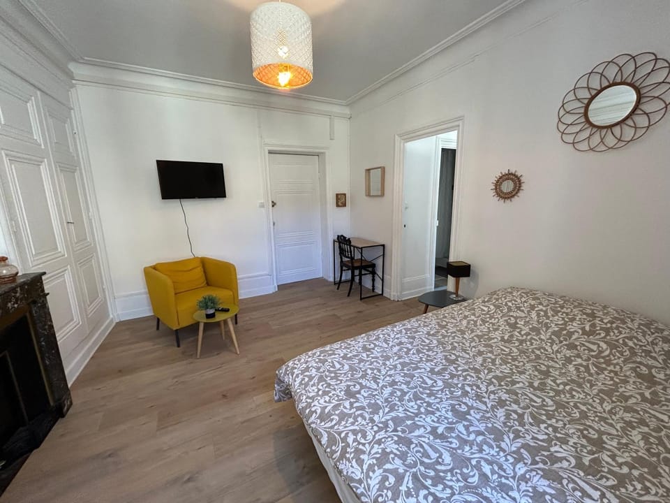 Bed, TV and multimedia, Living room, Photo of the whole room, Seating area, Bedroom