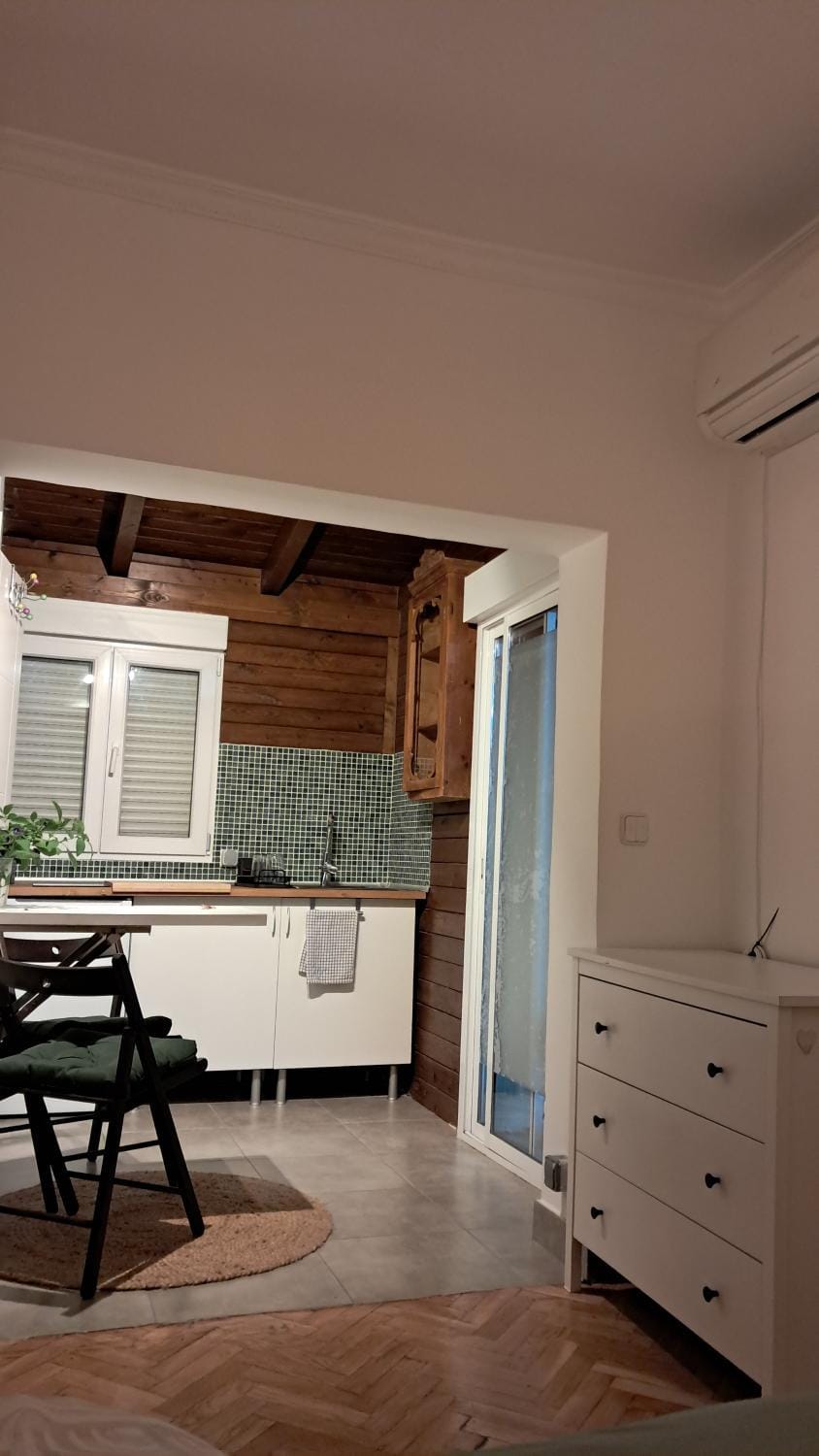 Kitchen or kitchenette, Dining area
